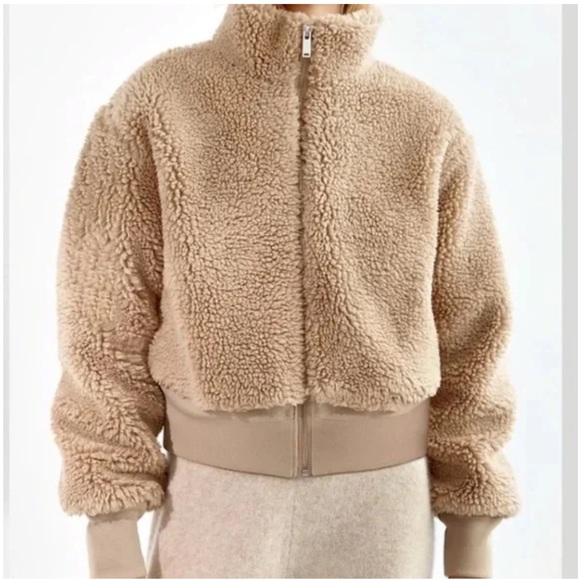 Aritzia Antic Teddy Sherpa Bomber Jacket
By The Group Babaton - Picture 5 of 9